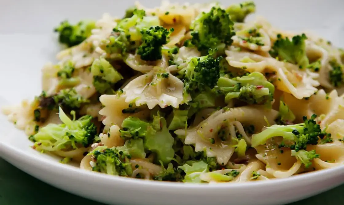 Farfalle com Molho de Queijo e Brócolis