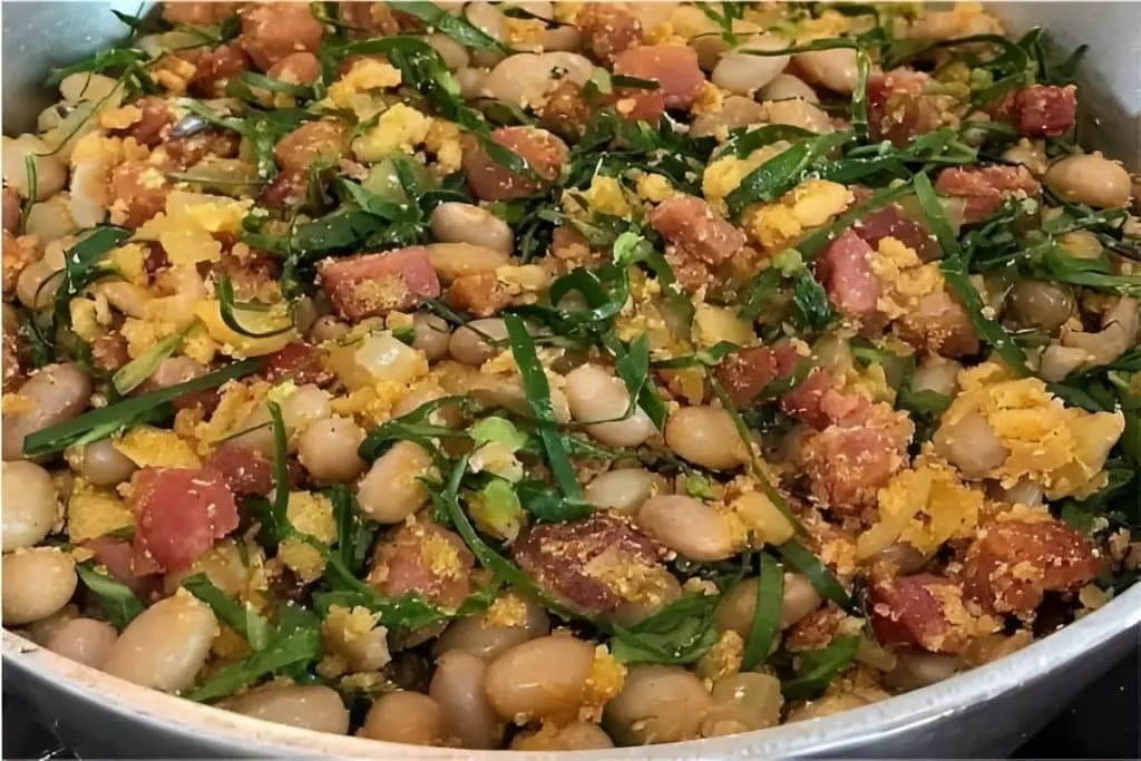 Fiz esse Feijão Tropeiro e parecia almoço de roça com a família reunida à volta do fogão à lenha