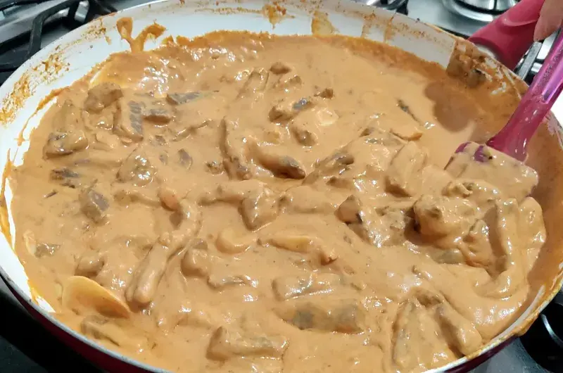 Fiz esse Strogonoff de Carne Cremoso como champignon e não sobrou nada no almoço de domingo