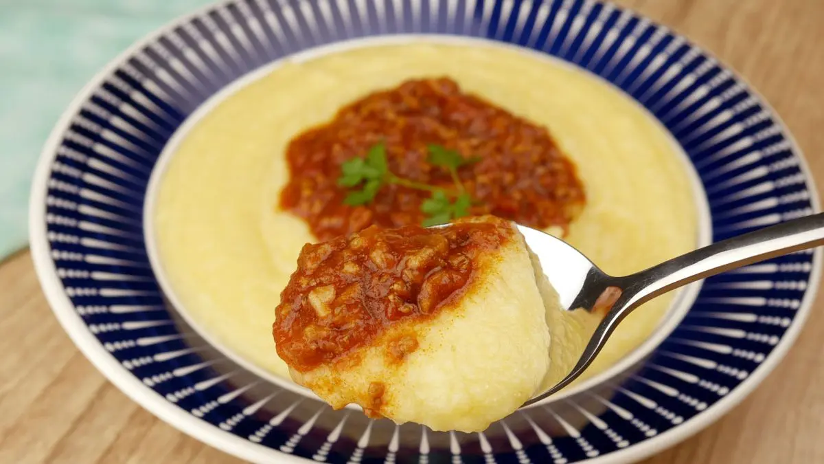 Fiz essa Polenta Cremosa com Molho de Carne e parecia almoço no fogão a lenha lá no Sul