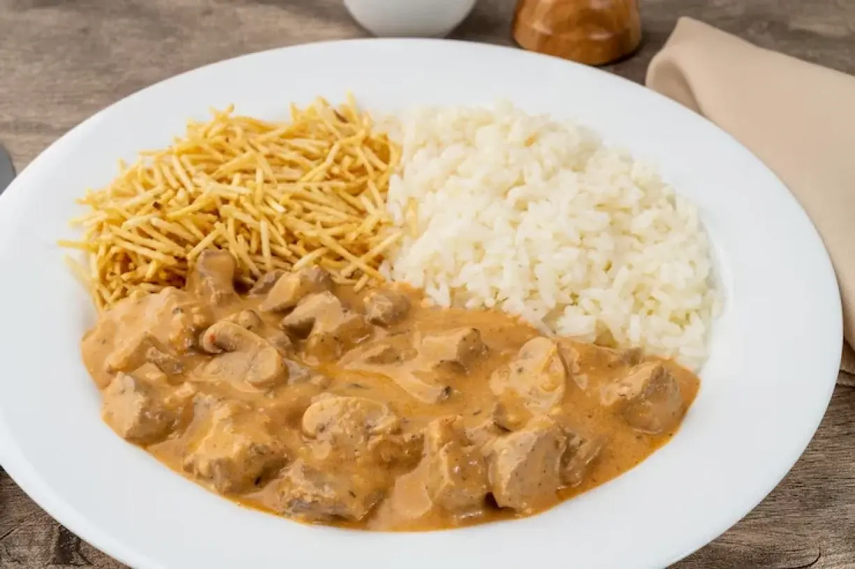 Fiz esse Strogonoff de Frango Expresso e parecia almoço de domingo em menos de 20 minutos