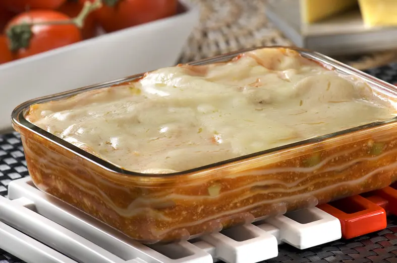 Fiz essa Lasanha Rápida de Micro-ondas e ficou igual a um prato de domingo, que nem parece que foi feito em 15 minutos