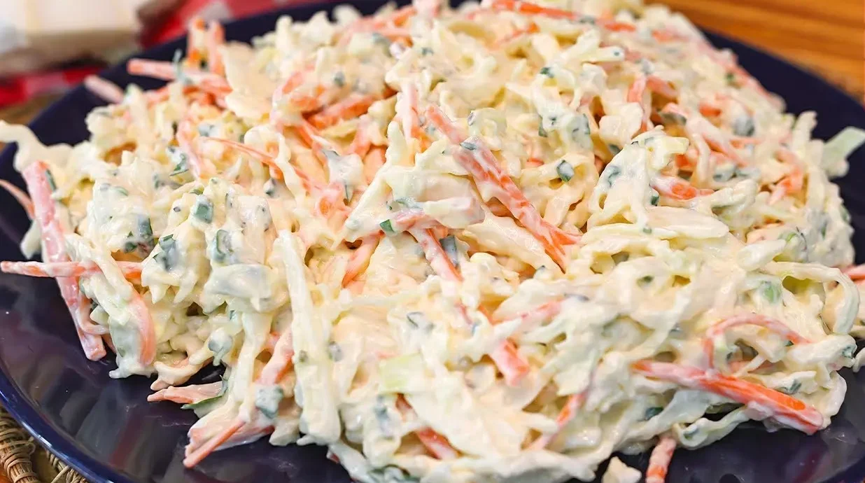 Fiz essa Salada de Repolho Cremosa e virou o acompanhamento mais pedido da família