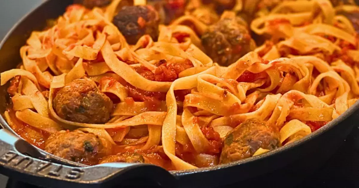 Fiz esse Macarrão com Almôndegas e parecia cena de filme italiano na minha cozinha