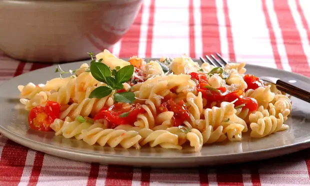 Fusilli com Tomatinhos Confit e Manjericão