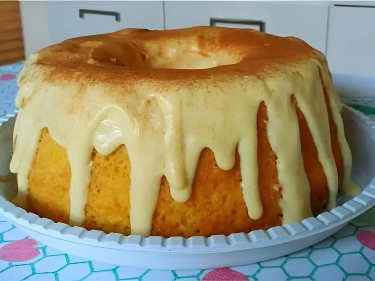 Esse Bolo de Milho com Cobertura de Brigadeiro de Milho fica tão cremoso e perfumado que desaparece da forma antes do café esfriar