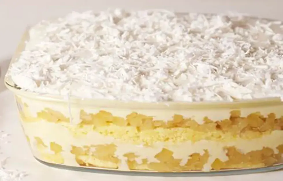 Essa Delícia de Abacaxi fica tão leve e cremosa que desaparece da travessa antes do café