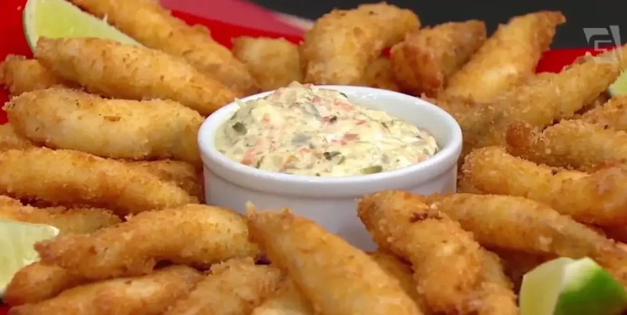 Iscas de tilápia com molho tártaro