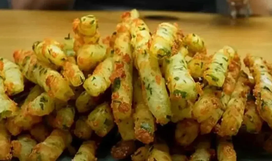 Esses Palitos de Batata ficam tão crocantes e douradinhos que somem da assadeira antes de chegar à mesa