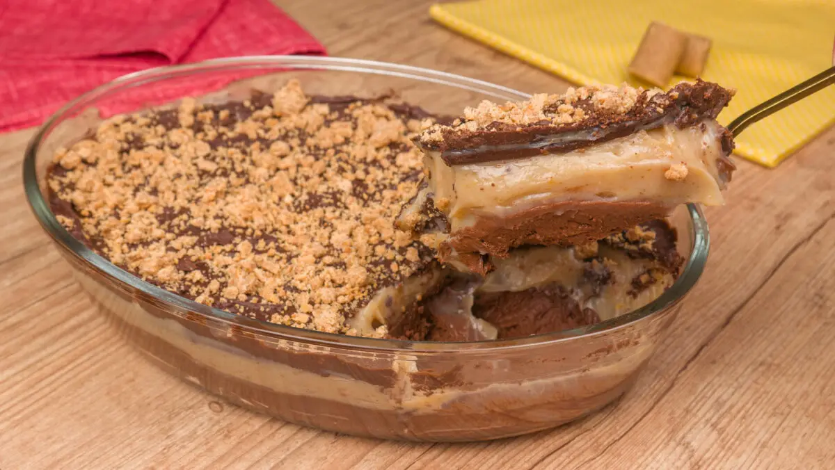 Fiz esse Pavê de Paçoca com Chocolate e o povo aqui de casa não deixou sobrar nada