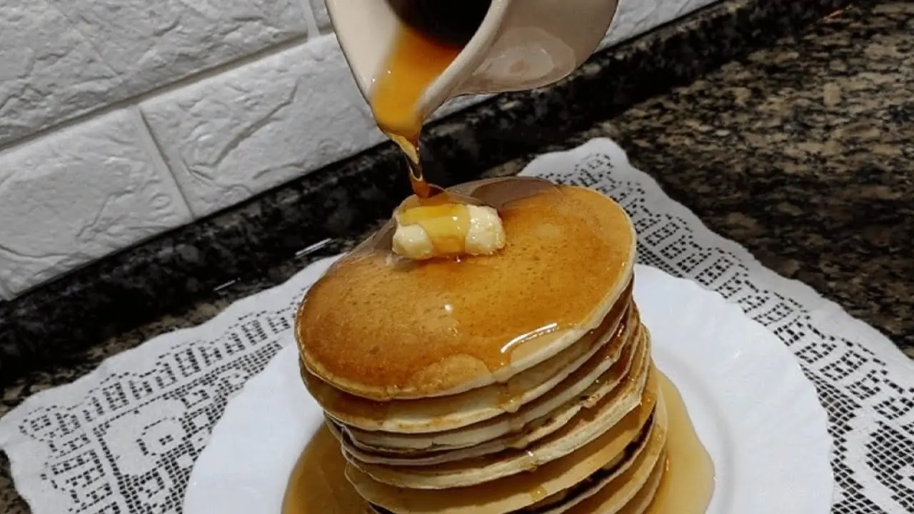 Essa Panqueca Americana fica tão fofinha que parece uma nuvem no prato