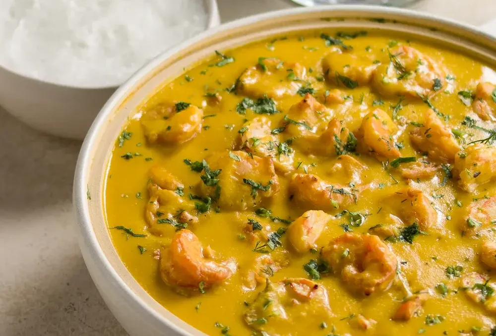 Esse Camarão com Creme de Mandioca é tão cremoso que ninguém acredita que foi feito em casa