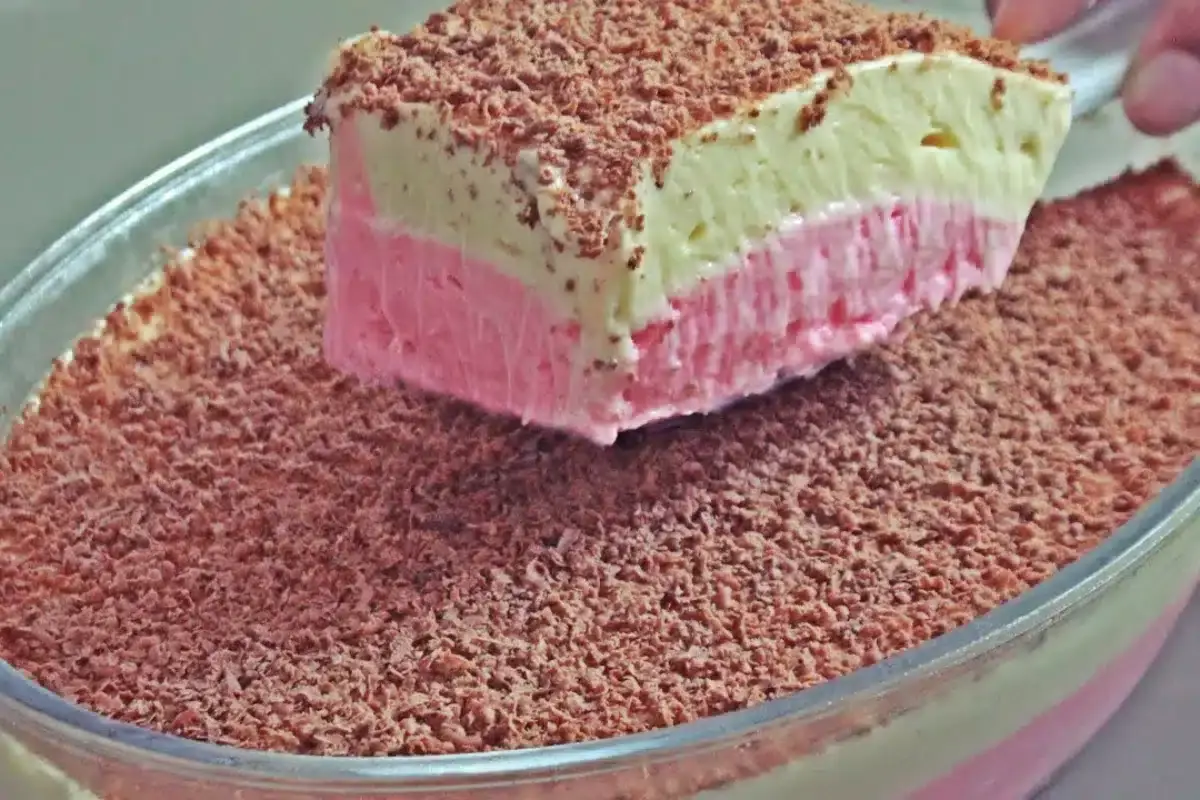 Essa Sobremesa Napolitana na Travessa é tão cremosa que derrete na boca e some num piscar de olhos