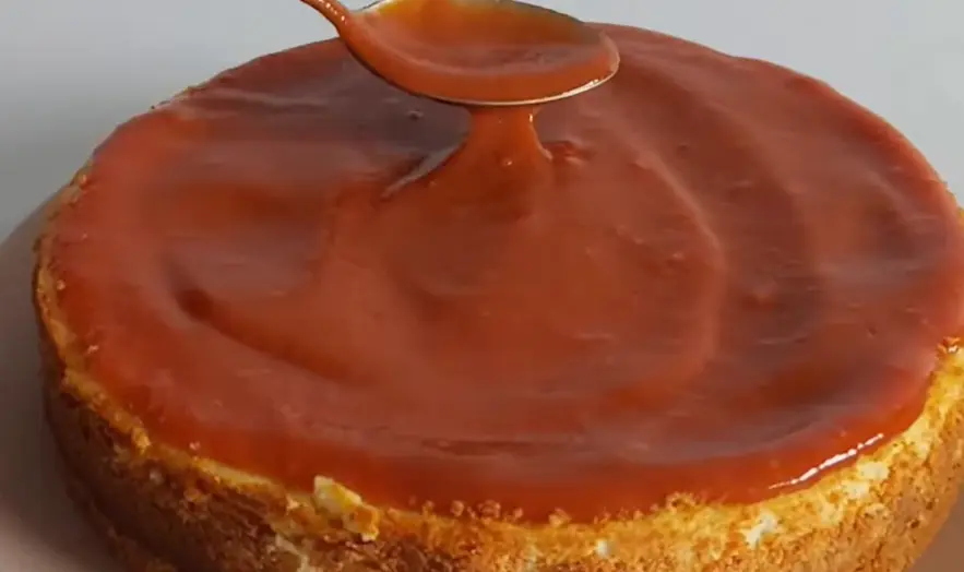Essa Torta de Queijo com Goiabada é tão cremosa que derrete antes mesmo de chegar à boca