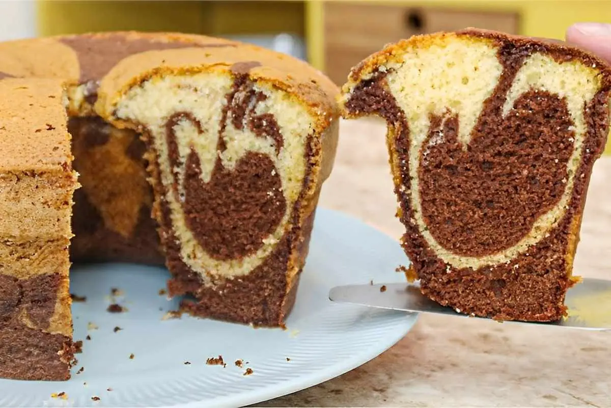 Esse Bolo Mesclado fica tão fofinho e perfumado que parece ter saído direto da padaria