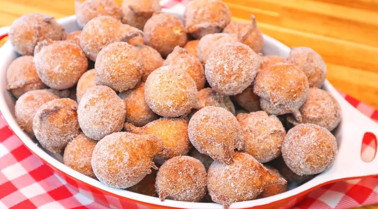 Esse Bolinho de Chuva fica tão leve e douradinho que até o vizinho vai sentir o cheirinho de infância