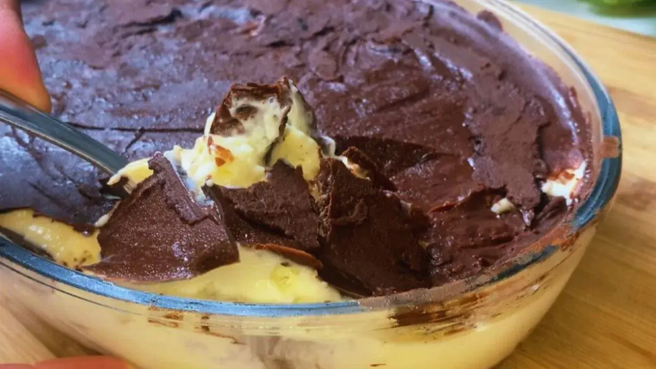 Esse Bombom de Limão na Travessa é tão cremoso e refrescante que vai sumir da geladeira em minutos