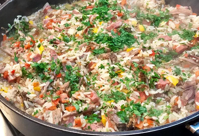 Esse Arroz de Costela é tão saboroso e suculento que parece receita de fazenda