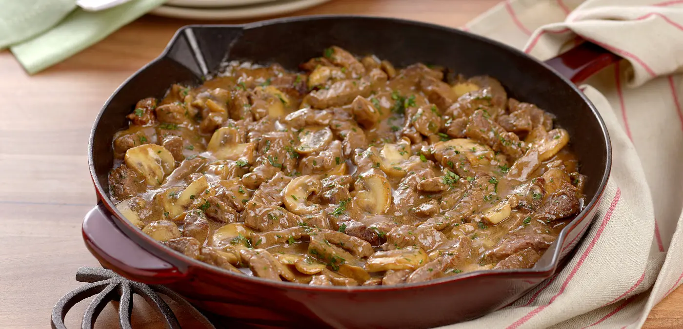 Essa Isca de Carne ao Molho Madeira é tão suculenta que parece saída direto de um restaurante