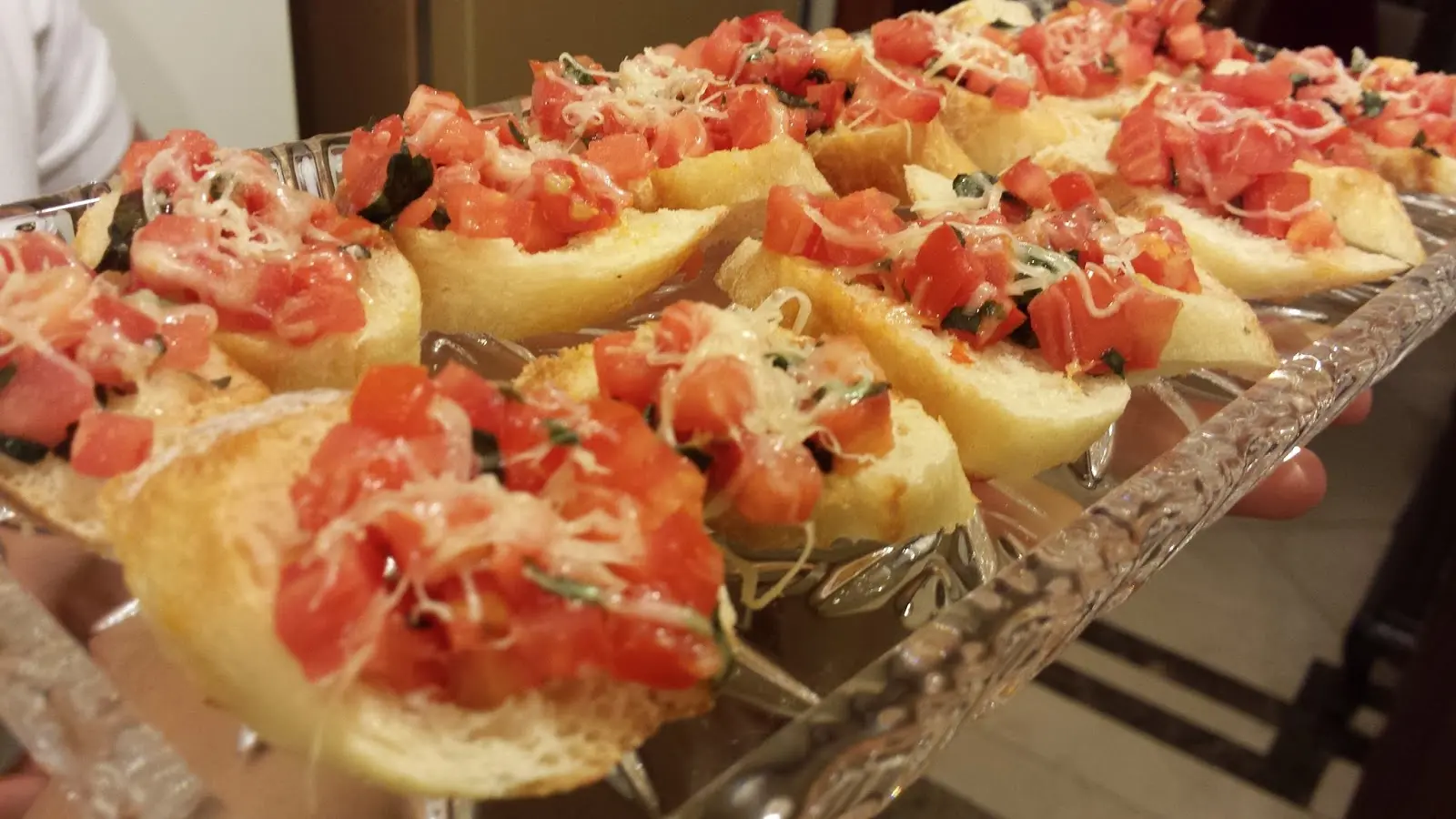 Essa Bruschetta de Travessa é tão gostosa e prática que vai virar a estrela dos seus encontros