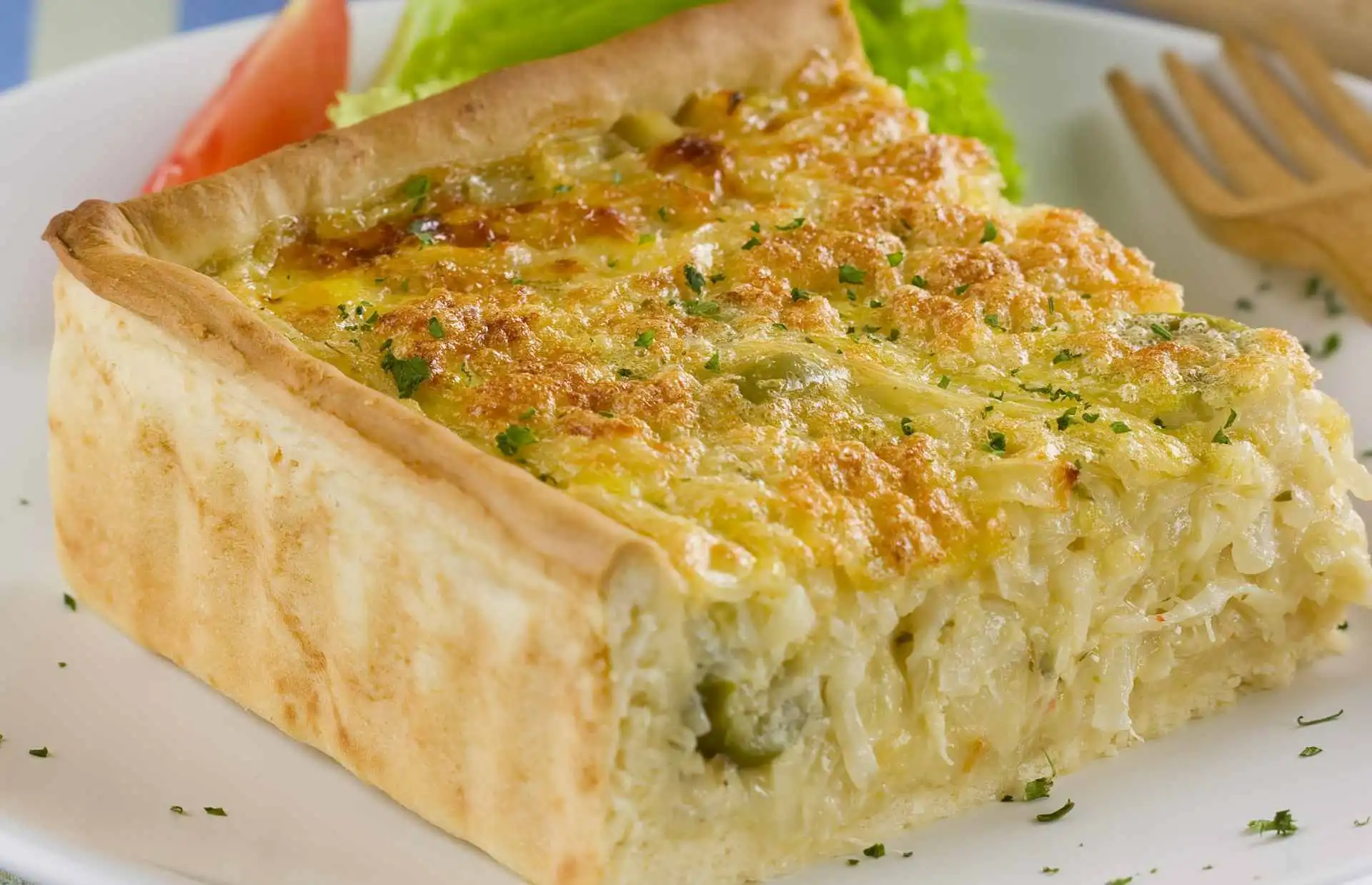 Essa Torta de Cebola Caramelizada é tão saborosa que até quem não gosta de cebola vai pedir bis