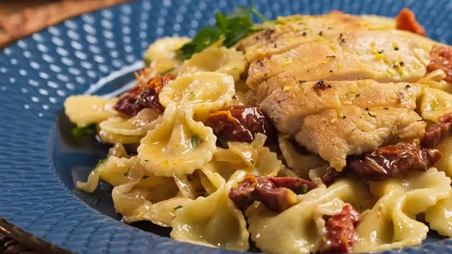 Fiz esse Macarrão Farfalle Caramelizado com Frango e Limão-Siciliano e virou prato de chef aqui em casa