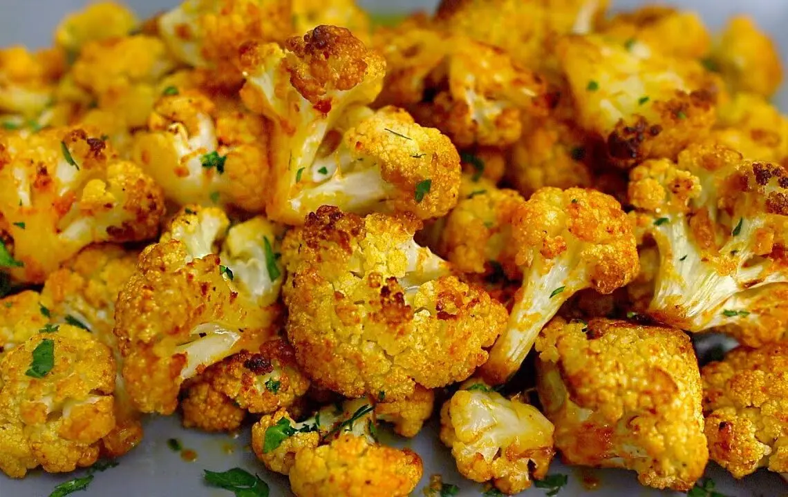 Fiz essa Couve-Flor Crocante com Alho e Parmesão e virou o petisco preferido aqui em casa