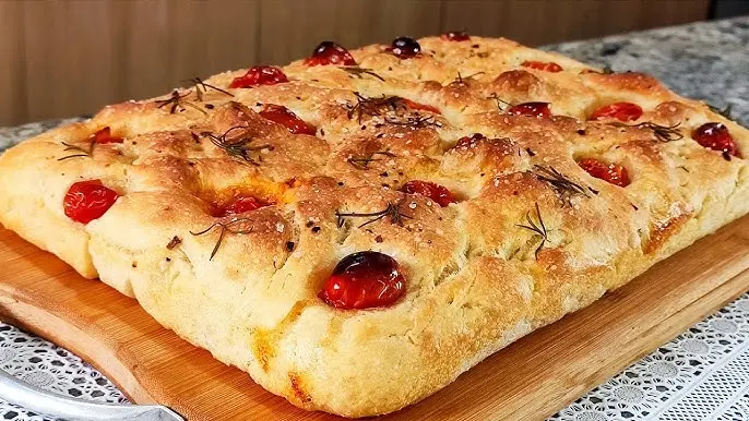 Focaccia Fit com Tomate Cereja, Alecrim e Sal Grosso