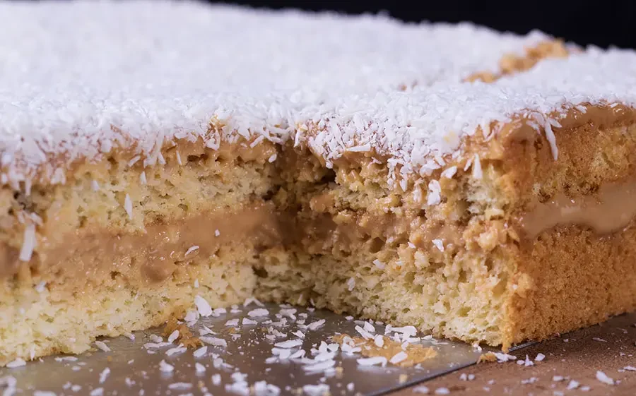 Fiz esse Bolo de Coco Gelado com Doce de Leite e não sobrou nem farelo na travessa