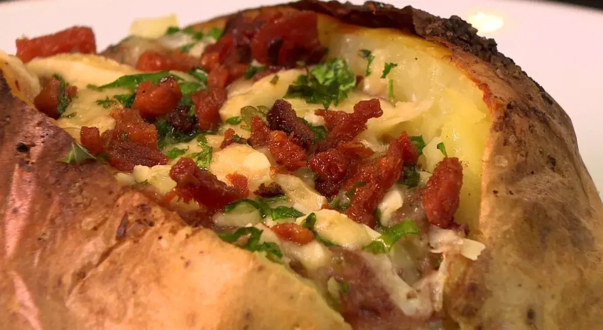 Batata recheada com carne e bacon