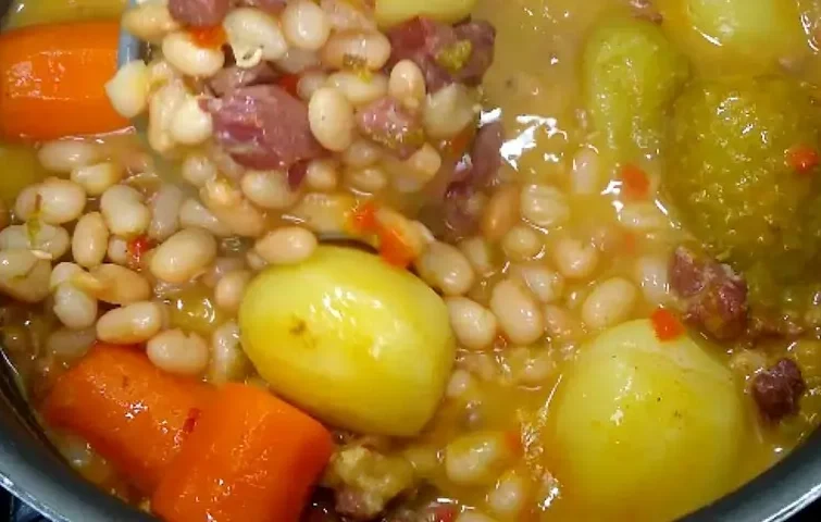 Feijão com Maxixe, Batata, Carne Seca e Legumes